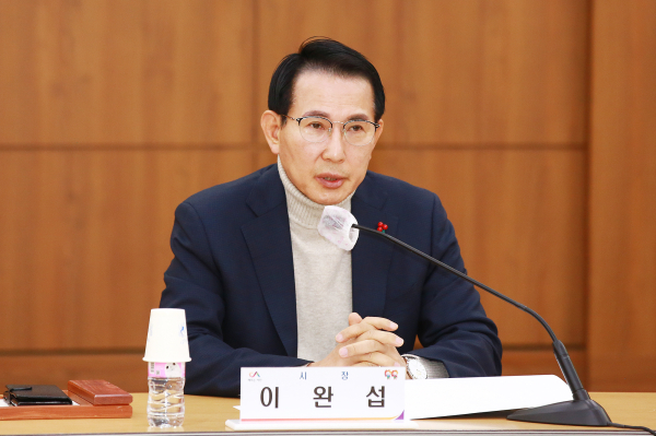 이완섭 서산시장이 26일 서산시청 중회의실에서 열린 ‘대산 임해지역 산업단지 고도화 전략 수립 연구 착수보고회’를 주재하는 모습