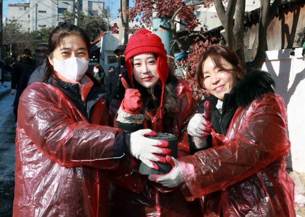 대전 서구 홍보대사 가수 김의영 연탄봉사 사진