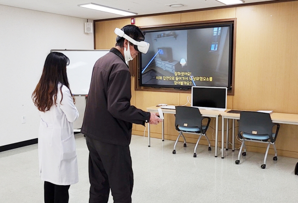 노인가구 스캔 영상을 토대로 한 VR 컨설팅 모습.
