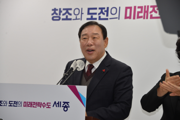 브리핑 하는 최민호 세종시장