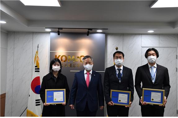 제5차 CEO’s Choice 포상 대상자들이 반장식 사장으로부터 표창을 수여받고 기념촬영을 하고 있다