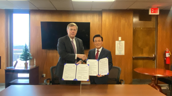 친선교류 추진의향서 서명 기념사진(좌측 토미 배틀 헌츠빌시장, 우측 백성현 논산시장)