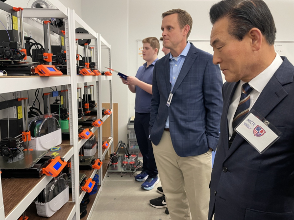 앨라배마 첨단기술 고등학교를 시찰중인 백성현 논산시장