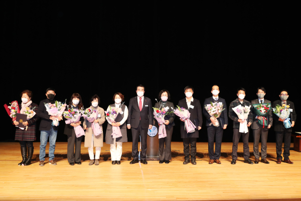 올 한해 시정과 지역발전에 헌신·봉사한 시민 184명을 대상으로 유공시민 표창수여식 개최 모습