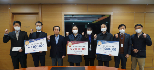 29일 충남 태안 본사에서 우수부서 및 우수직원을 포상했다. 왼쪽부터 윤주현 안전경영실 차장, 신용식 수소환경처 차장, 이상로 서부발전 상임감사, 안정환 구미건설본부 부장, 박선향 구미건설본부 차장, 김봉수 태안발전본부 차장, 김찬영 수소환경처 차장, 송정근 서인천발전본부 주임