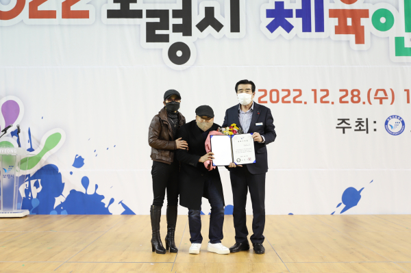 이봉주 마라토너 명예시민증 수여 모습