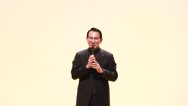 30일 서산시 문화회관에서 열린 2022년 특별한 종무식에서 이완섭 서산시장이 송년사를 전하는 모습