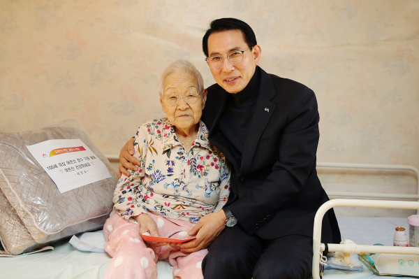 이완섭 서산시장이 올해 만 100세를 맞이하는 관내 어르신들을 찾아 공경과 건강을 기원하는 마음을 담아 서산사랑상품권과 이불패드를 전달했다