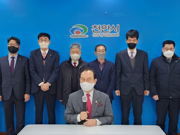 2023년 시무식 이후 브리핑실을 찾은 박상돈 시장/박동혁 기자