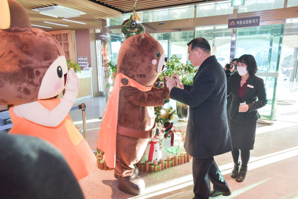 ‘고마곰과 공주’와 함께하는 출근 첫날 이벤트 진행 모습