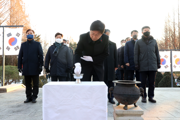 2일, 최교진 교육감을 비롯한 본청 간부 직원들이 조치원 소재 충렬탑을 찾아 참배하고 있다.