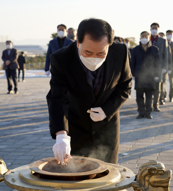 김지철 교육감은 2일 충혼탑을 참배 후, 전 직원과 함께 하는 시무식을 통해 새해 힘찬 출발을 다짐했다