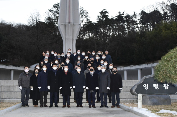 김광신 중구청장과 공무원들이 보훈공원 참배 모습