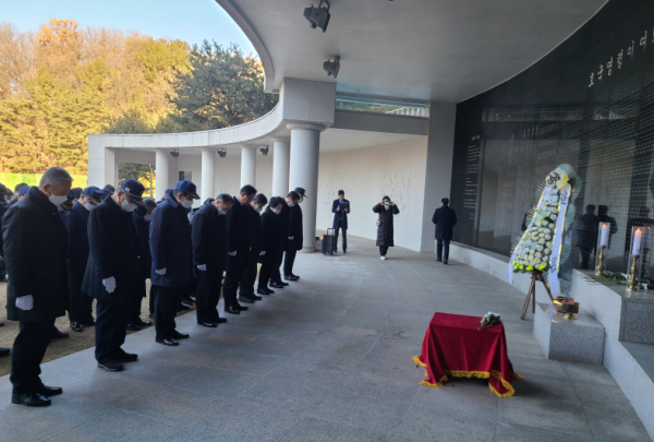 강만희 대전지방보훈청장과 대전지역 보훈단체장들이 대전보훈공원 영렬탑에서 신년 참배를 하고 있다.