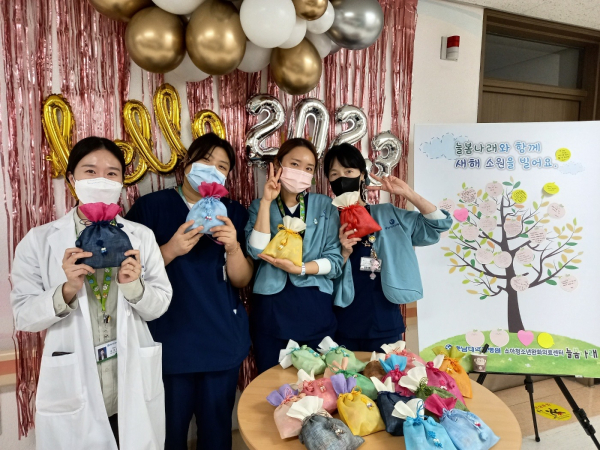 지난해 12월 28일에 2023년을 맞아 소아청소년과 병동에서  ‘근하신년 행사’ 개최 모습