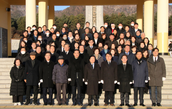 더불어민주당 대전시당 황운하 위원장을 비롯해 현역 국회의원, 정용래 유성구청장, 지방의원, 허태정 전 시장 등이 2일 오전 국립대전현충원을 참배한 뒤 기념사진을 찍고 있다.