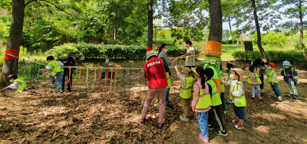 놀이자원봉사자가 밧줄놀이 활동을 지원하고 있다.
