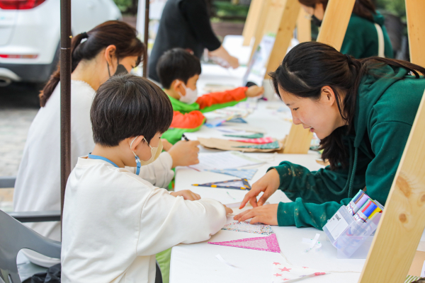 국립산림치유원이 한국관광공사 주관 친환경 추천 여행지로 선정됐다. 사진은 지난해 10월 국립산림치유원 일원에서 진행된폐현수막 활용 가랜드키트만들기 모습이다.