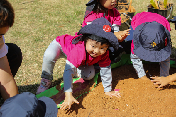 국립산림치유원이 한국관광공사 주관 친환경 추천 여행지로 선정됐다. 사진은 지난해 10월 국립산림치유원 일원에서 진행된친환경 황토흙놀이 진행 모습이다.