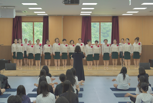 국립산림치유원이 한국관광공사 주관 친환경 추천 여행지로 선정됐다. 사진은 지난해 10월 국립산림치유원 일원에서 진행된에코그린합창단 환경음악 공연 모습이다.