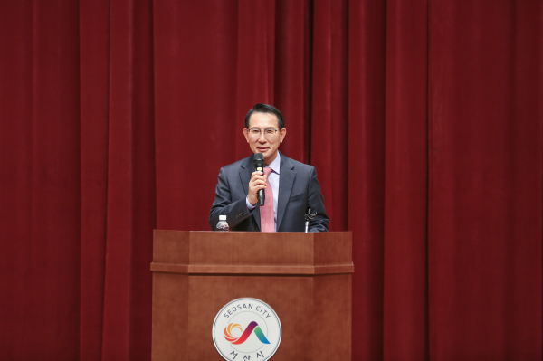 이완섭 서산시장이 6일 서산시 농업기술센터에서 지역 농업인들을 격려하고 있다