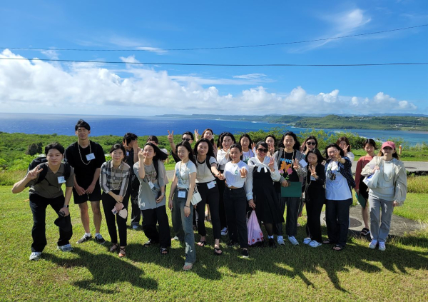 배재대 재학생 20명이 미국 괌주립대학교 캠퍼스에서 본격적인 연수시작에 앞서 기념사진을 촬영했다