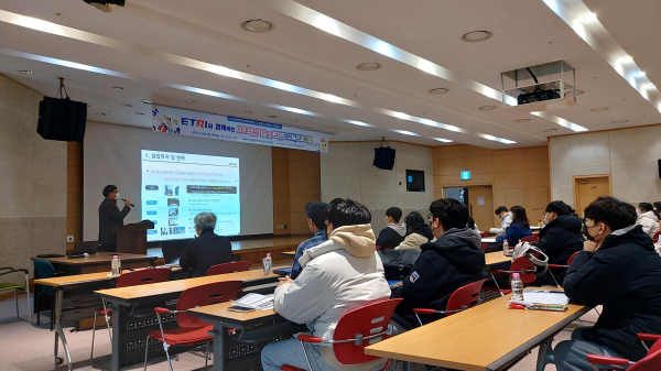 정일권 ETRI 콘텐츠연구본부장이 한국전자통신연구원과 콘텐츠연구본부의 업무 및 연구영역을 소개하고 있다.