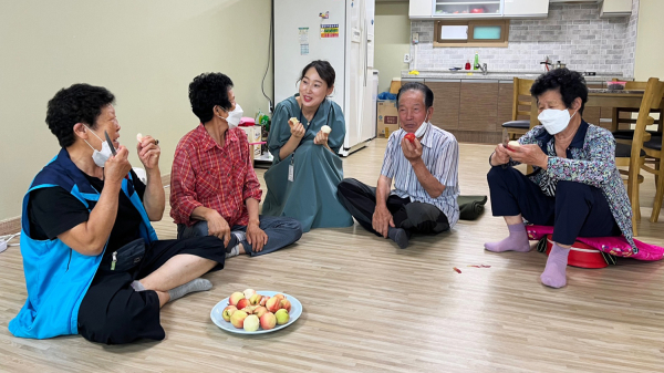 서산시 어르신들이 활기찬 노후를 위해 노노케어 활동을 하고 있다