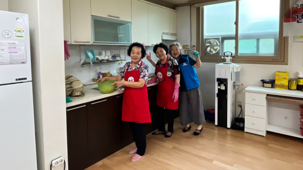 서산시 어르신들이 활기찬 노후를 위해 노노케어 활동을 하고 있다