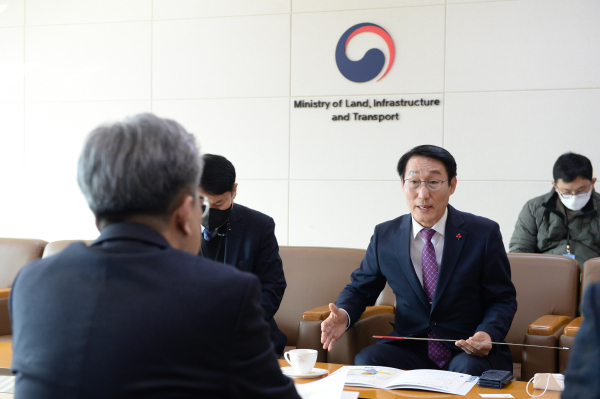 국토교통부 이원재 제1차관과 면담중인 이용록 홍성군수