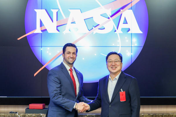 왼쪽 아미르 데이라미(Amr Deylami) NASA Ames 연구센터 부센터장 입니다.