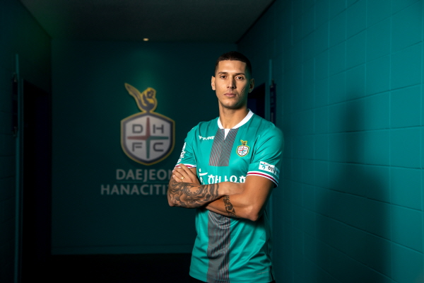 공격수 티아고 영입