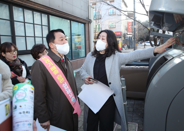 지난 10일 생활쓰레기 배출 찾아가는 홍보 활동 장면