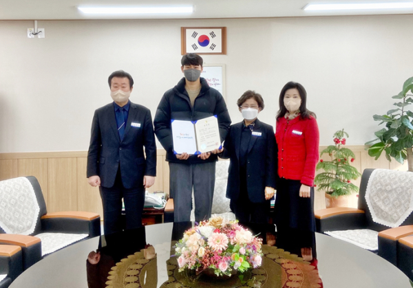 왼쪽부터 교육국장(윤정병),오상욱선수,교육장(고유빈),행정국장(조윤옥)