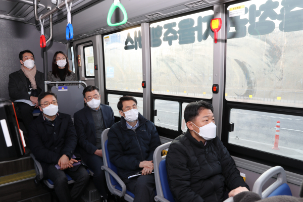 최임락 행복청 차장, 자율주행버스 시승 모습