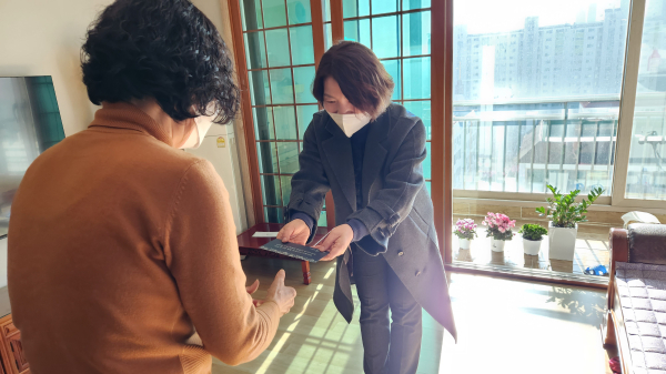 대덕구 비래동장이 국가유공자 가정에 방문해 위문품을 전달하고 있다