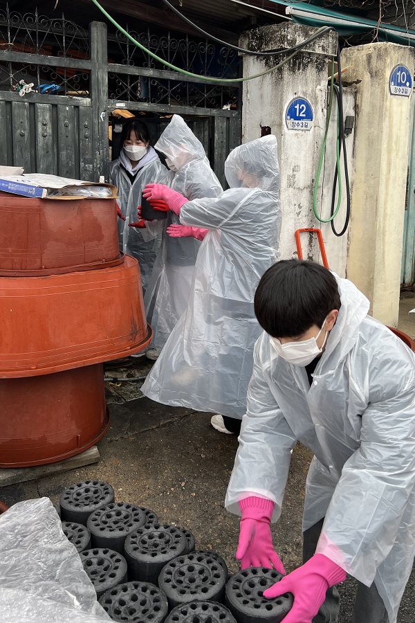 지난 14일 대전 동구 신흥동의 한 주택에서 목원대 사범대학 학생회 임원들이 연탄을 나르고 있다.