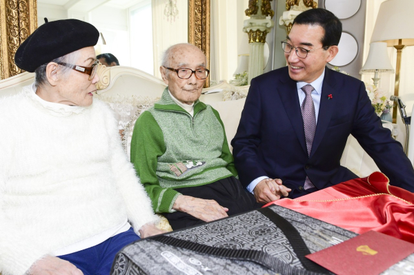 김광신 중구청장(오른쪽)은 16일, 문화동 이일남 애국지사(가운데) 댁을 방문해 감사와 존경의 마음을 담아 설 명절 선물을 전달했다