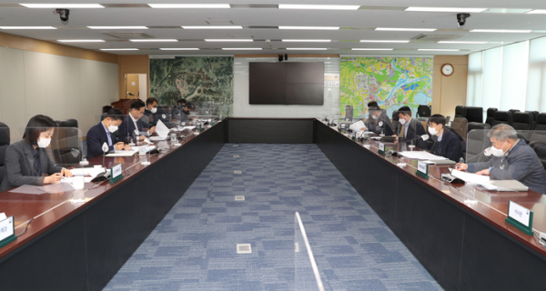 행복청 이상래 청장(왼쪽 세 번째)이 16일 정부세종청사 6동에서  중대재해처벌법 의무이행사항 점검회의를 주재하고 있다.