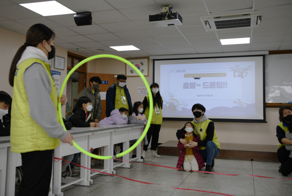 백석쿰캠프에 참여한 어린이들이 ‘드론으로 장애물 통과하기’에 도전하고 있다.