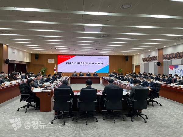 김태흠 충남지사는 17일 도청 대회의실에서 ‘2023년 주요업무계획 보고서’를 개최했다/사진 권상재 기자