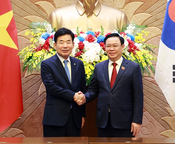 김진표 국회의장(왼쪽)과