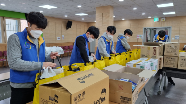 대전종합사회복지관(관장 최명옥) 설명절 행복키트 나눔행사에 코레일 대전기관차 승무사업소 디엘로한마음봉사회(회장 양종석)가 봉사활동에 참여하고 있다.