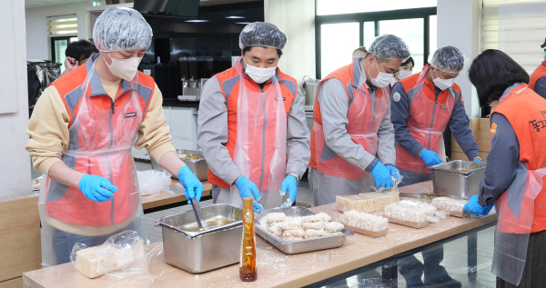 임직원들이 직접 만든 한과와 한국동그라미파트너스 쿠키세트 제작 나눔행사 진행 모습