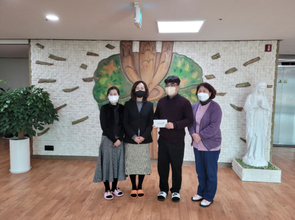 세종시교육청 직원이 설 명절을 맞아 사회복지시설을 방문해 위문품을 전달하고 있다.