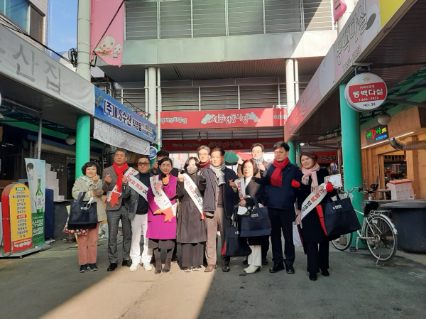 국민의힘 세종을 당원협의회가 전통시장 장보기 행사를 하고 있다.
