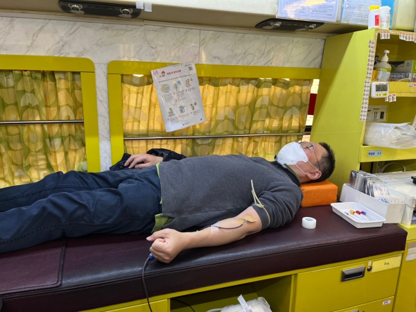 19일 경북 영주시 봉현면 테라피로 산림치유원  안내센터 인근 채혈버스에서 열린 단체헌혈에 참여하고 있다