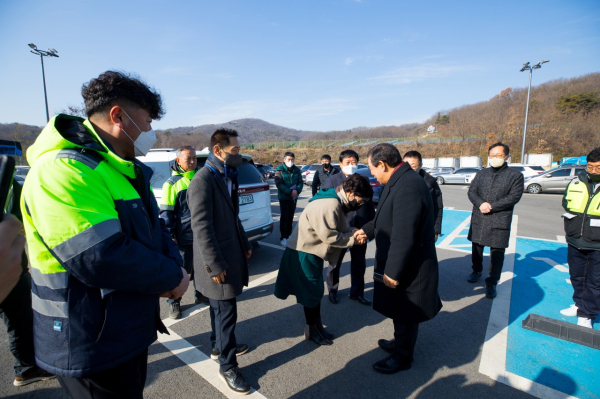 최민호 세종특별자치시장이 19일 환경관리원을 찾아 환경관리원들에게 격려의 말을 전하고 있다.