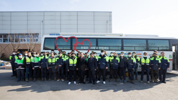 최민호 세종특별자치시장이 19일 환경관리원 방문 단체사진