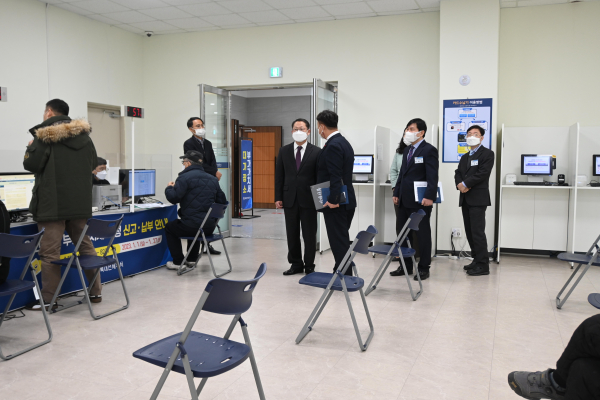 19일, 이경열 대전지방국세청장이 북대전 부가세 신고창구 격려 방문 모습